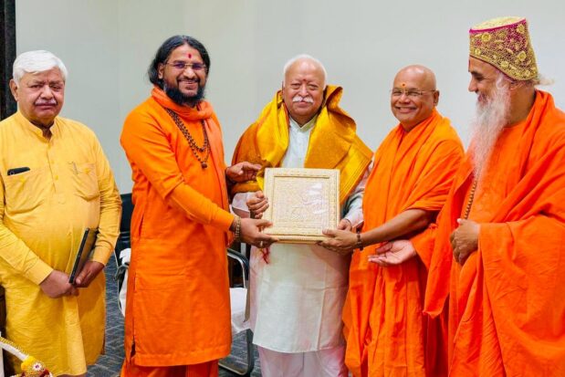 Sadguru Brahmeshanand Acharya Swamiji meets RSS Chief Mohan Bhagwat in New Delhi - Shree Datta Padmanabh Peeth - 