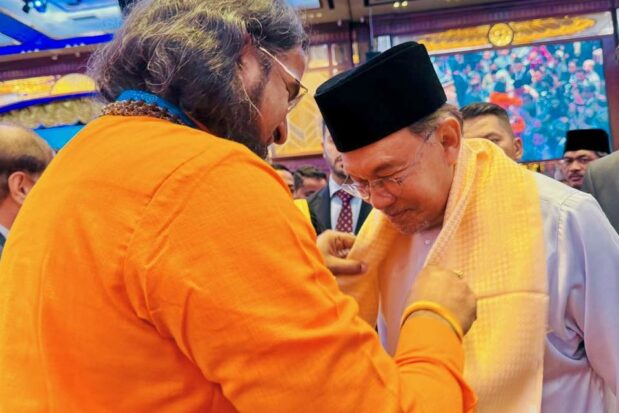 With His Excellency Prime Minister of Malaysia, the Honorable Dato  Sri Anwar bin Ibrahim - Shree Datta Padmanabh Peeth - 